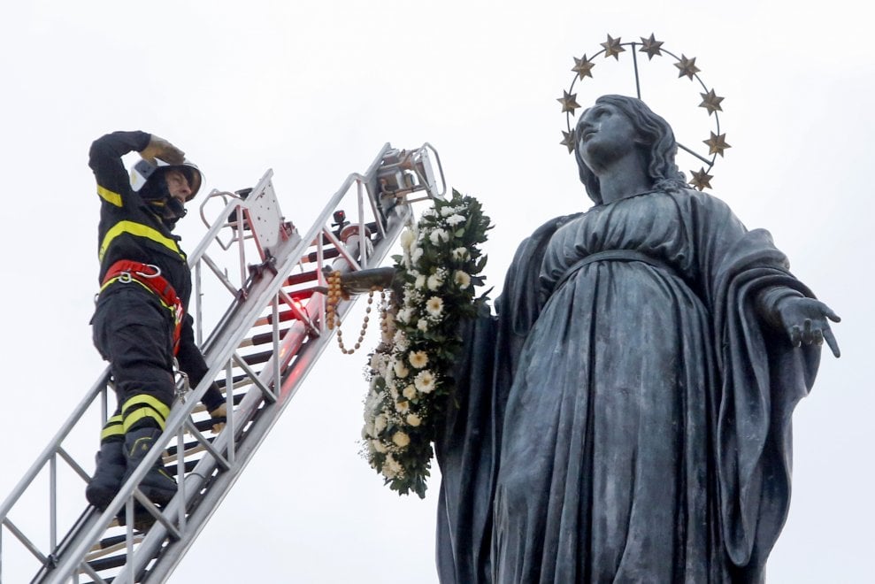 Vigile del Fuoco saluta la Madonna